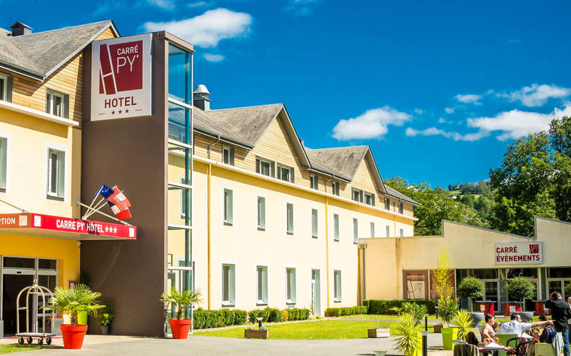 Intégration du logotype sur le comptoir de l'hôtel Carré Py'